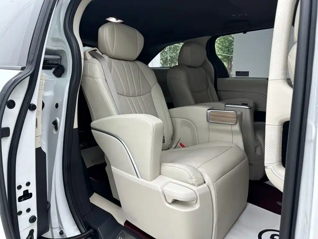 Toyota Sienna — миниатюра 6