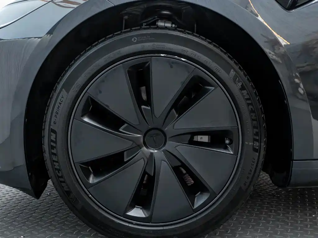 Tesla Model 3 — миниатюра 10