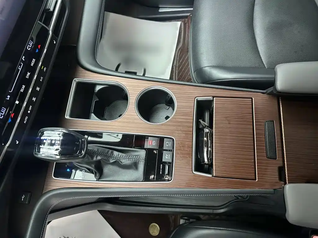 Toyota Granvia — миниатюра 17