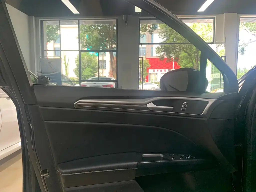 Ford Mondeo — миниатюра 16