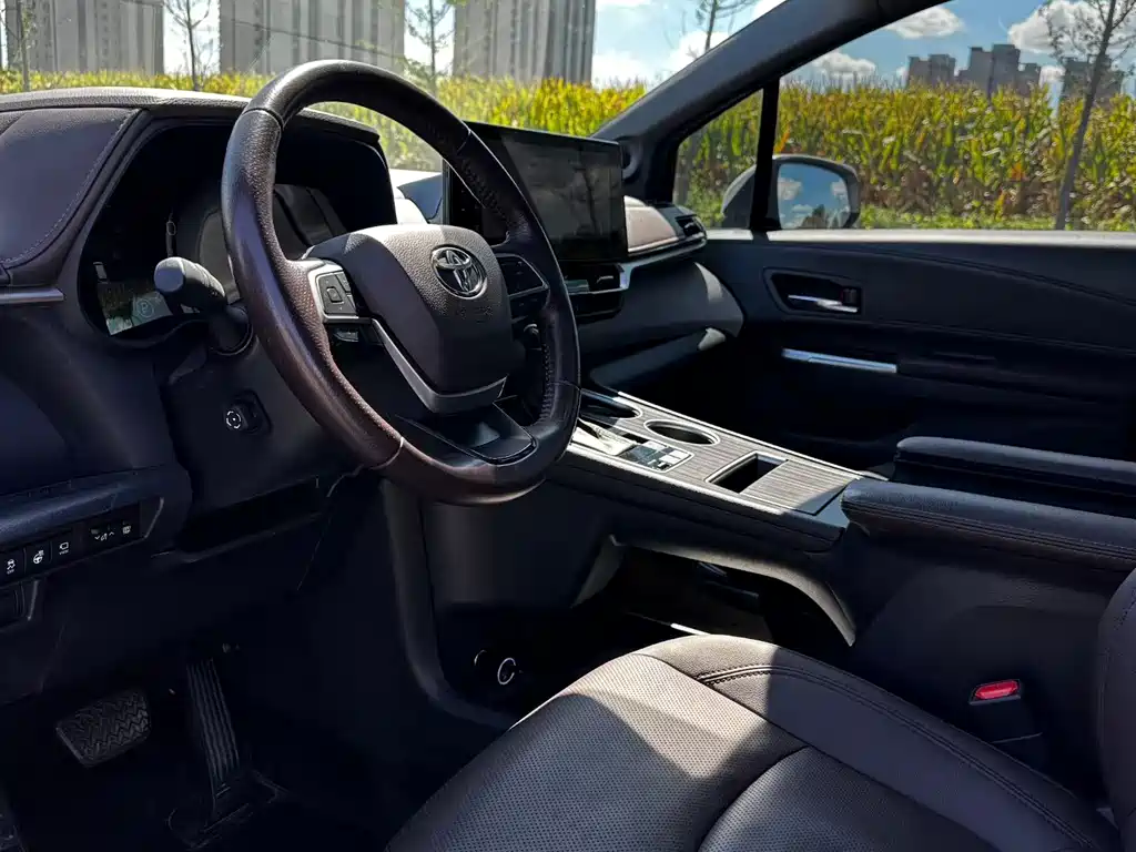 Toyota Granvia — миниатюра 2