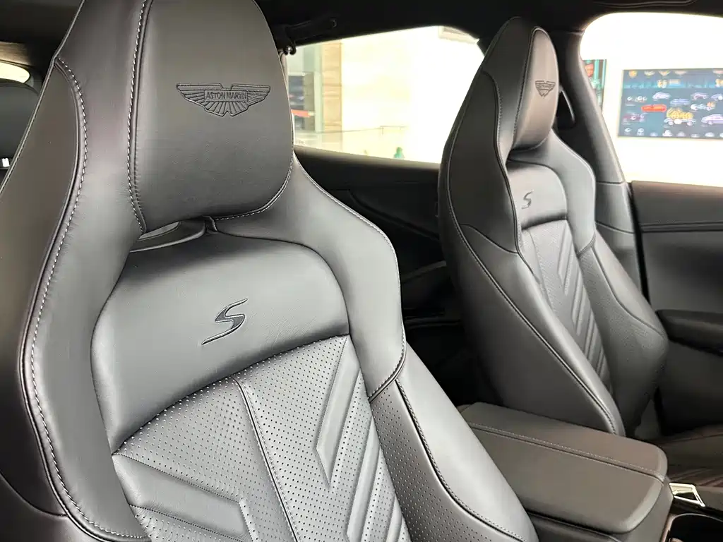 Aston Martin DBX — миниатюра 11