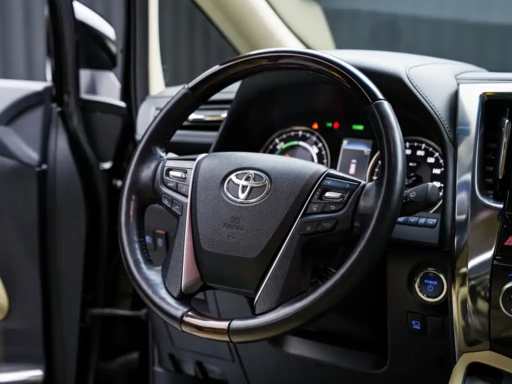 Toyota Alphard — миниатюра 10