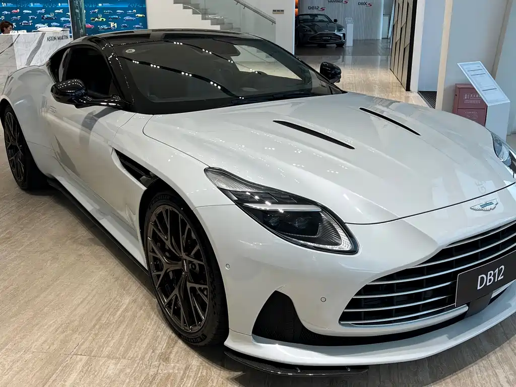 Aston Martin DB12 — миниатюра 2