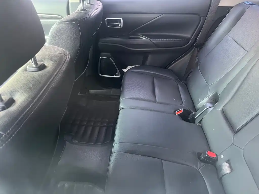 Mitsubishi Outlander — миниатюра 7