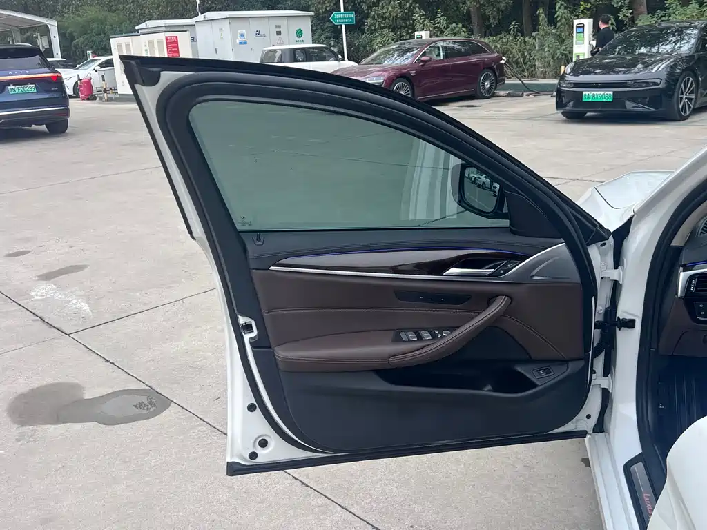 BMW 5 Series — миниатюра 10