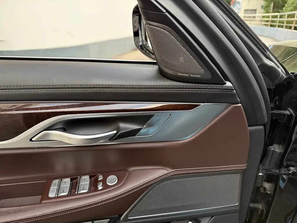 BMW 7 Series — миниатюра 4