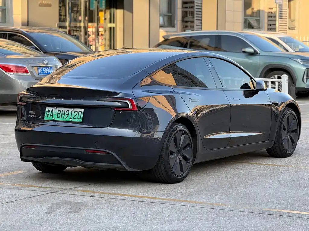 Tesla Model 3 — миниатюра 9