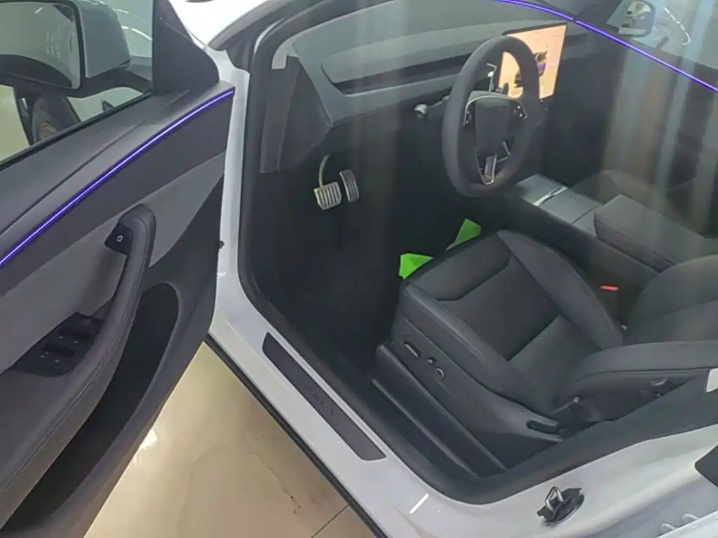Tesla Model Y — миниатюра 16