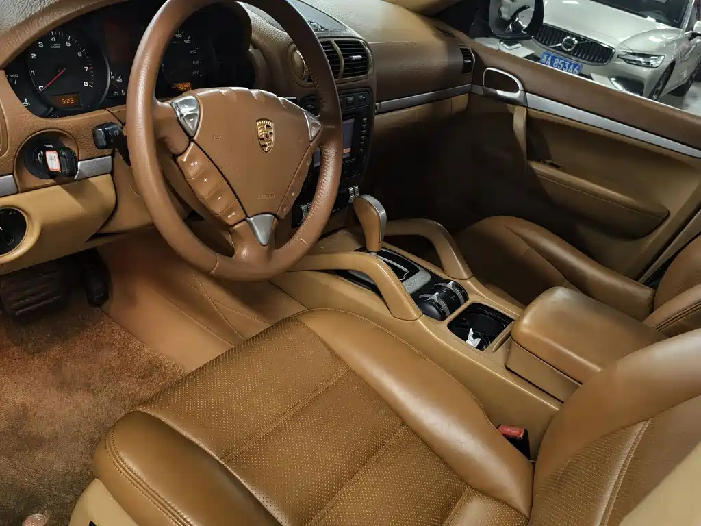 Porsche Cayenne — миниатюра 8