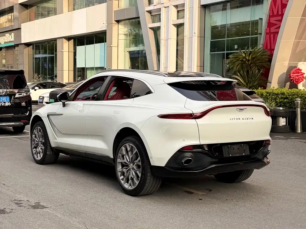 Aston Martin DBX — миниатюра 8