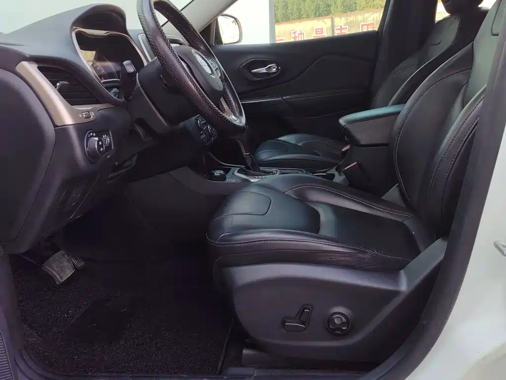 Jeep Cherokee — миниатюра 5
