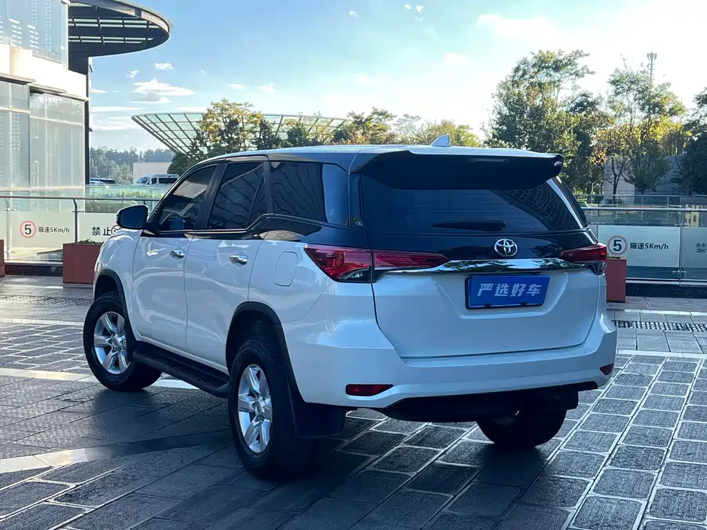 Toyota Fortuner — миниатюра 7