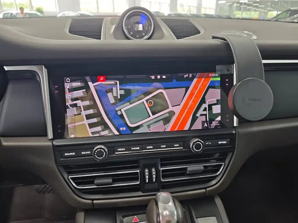 Porsche Macan — миниатюра 7