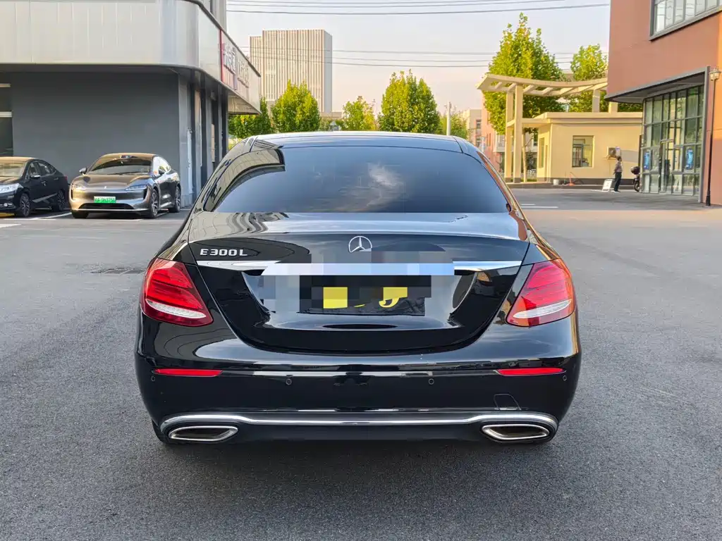 Mercedes-Benz E-Class — миниатюра 6
