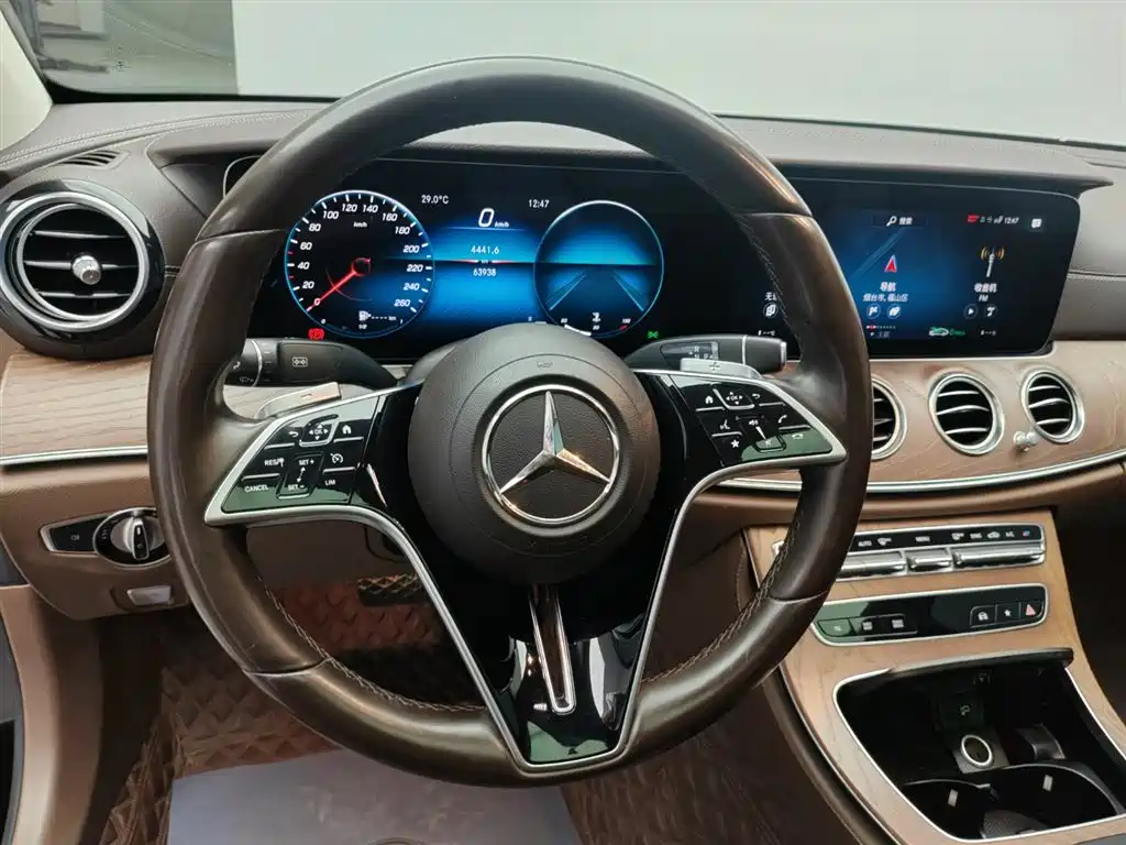 Mercedes-Benz E-Class — миниатюра 10