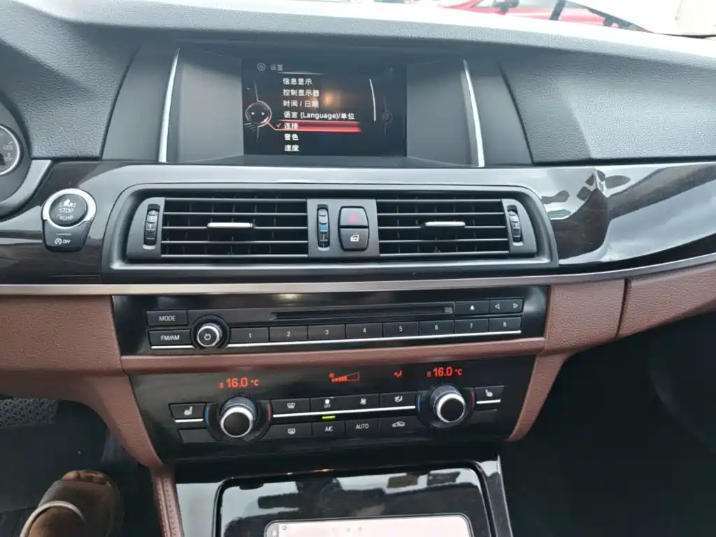 BMW 5 Series — миниатюра 13