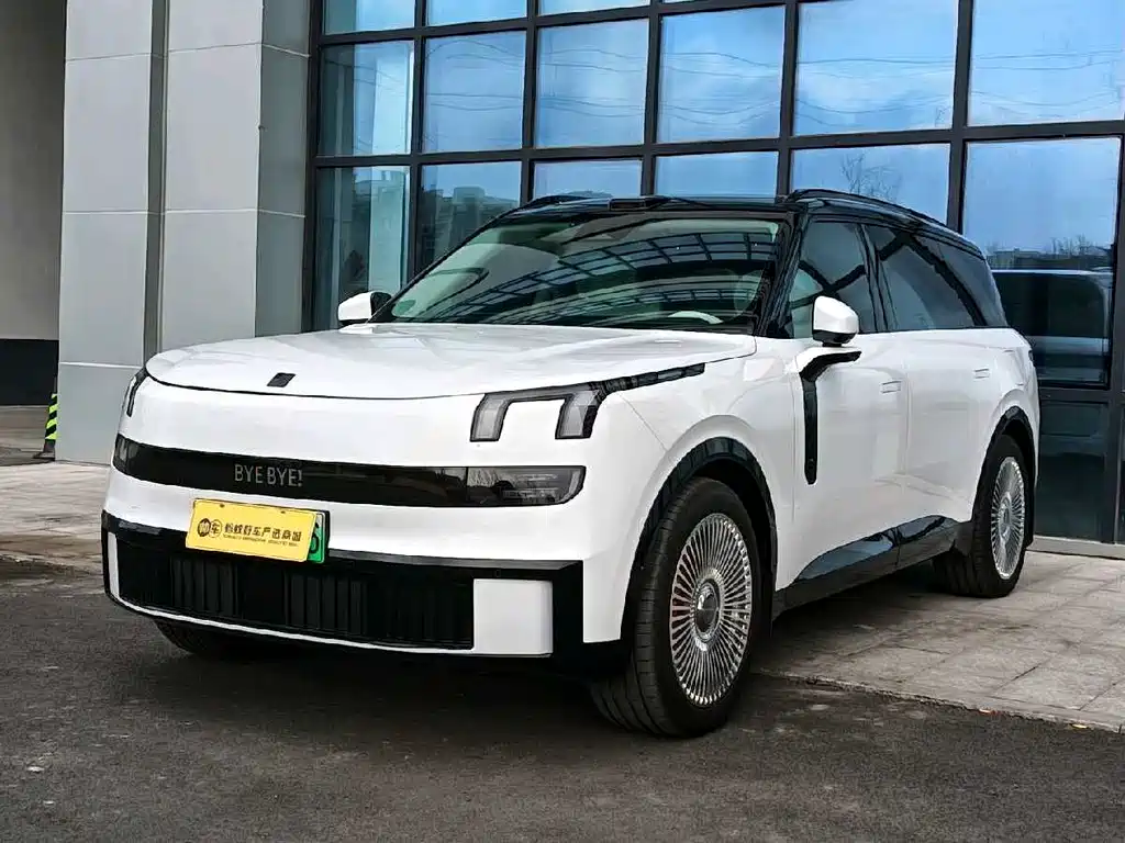 LYNK & CO 900
