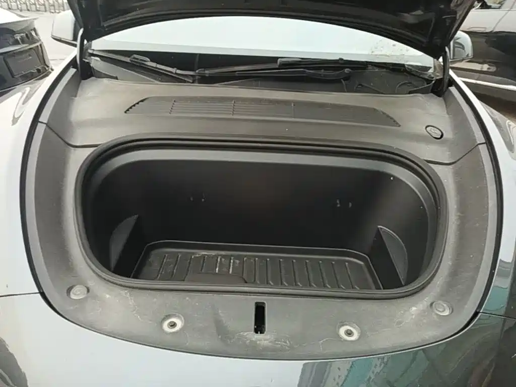 Tesla Model Y — миниатюра 20