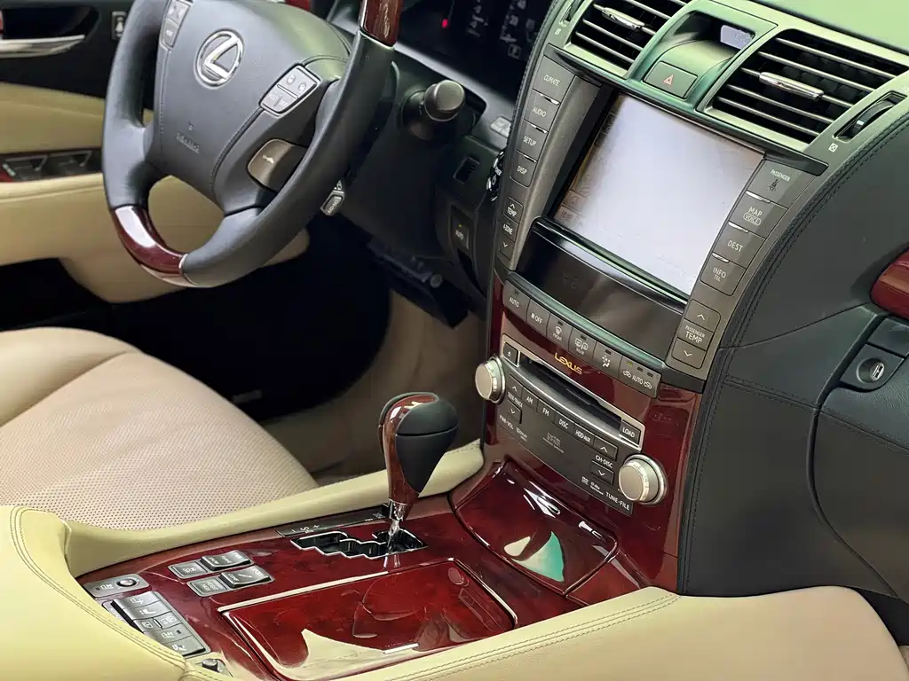 Lexus LS — миниатюра 13