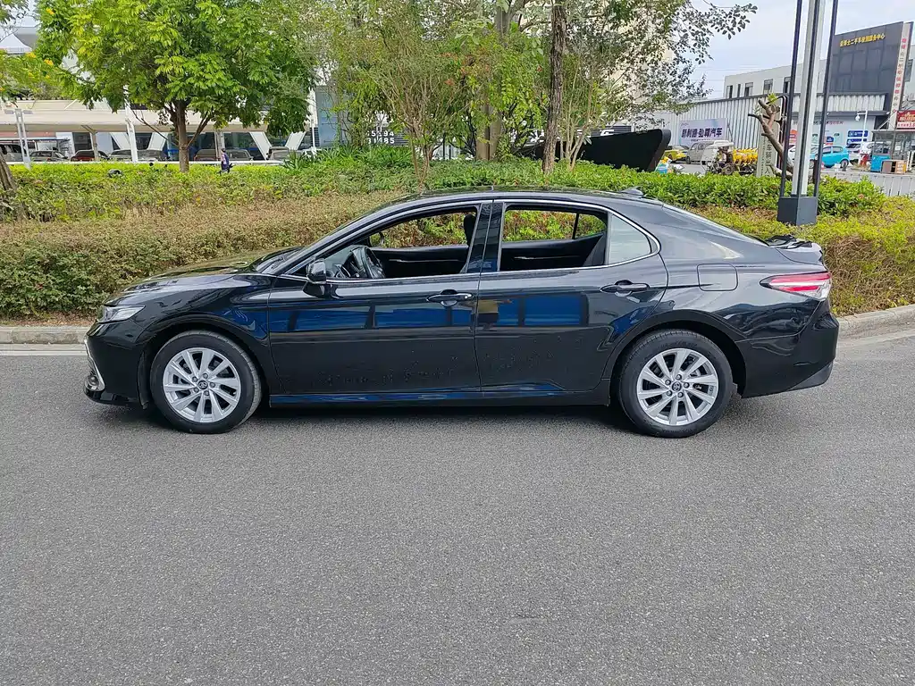 Toyota Camry — миниатюра 5