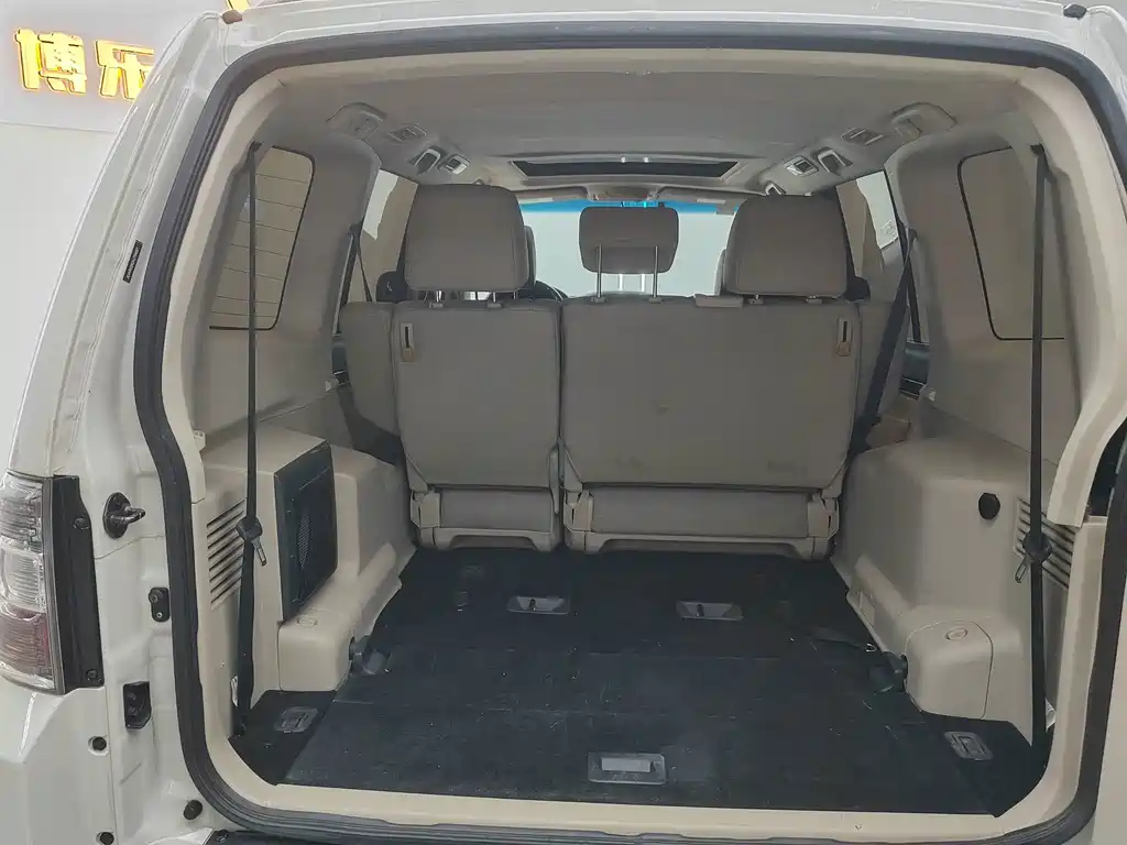 Mitsubishi Pajero (Import) — миниатюра 18