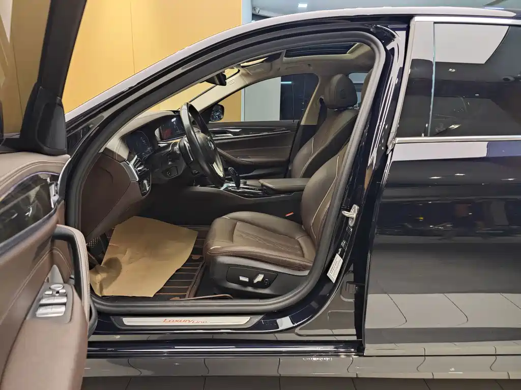 BMW 5 Series — миниатюра 10