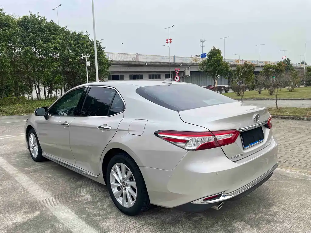 Toyota Camry — миниатюра 12