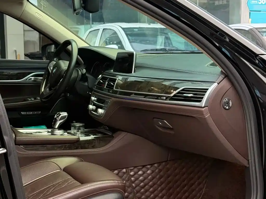 BMW 7 Series — миниатюра 8