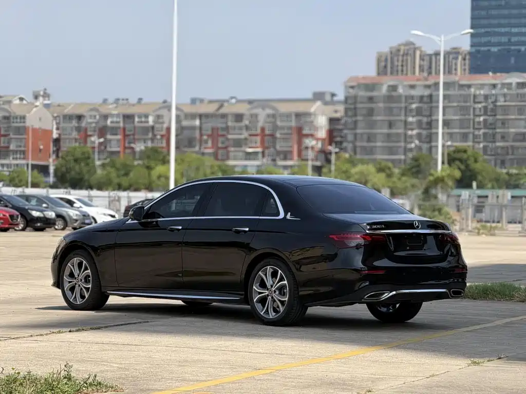 Mercedes-Benz E-Class — миниатюра 13