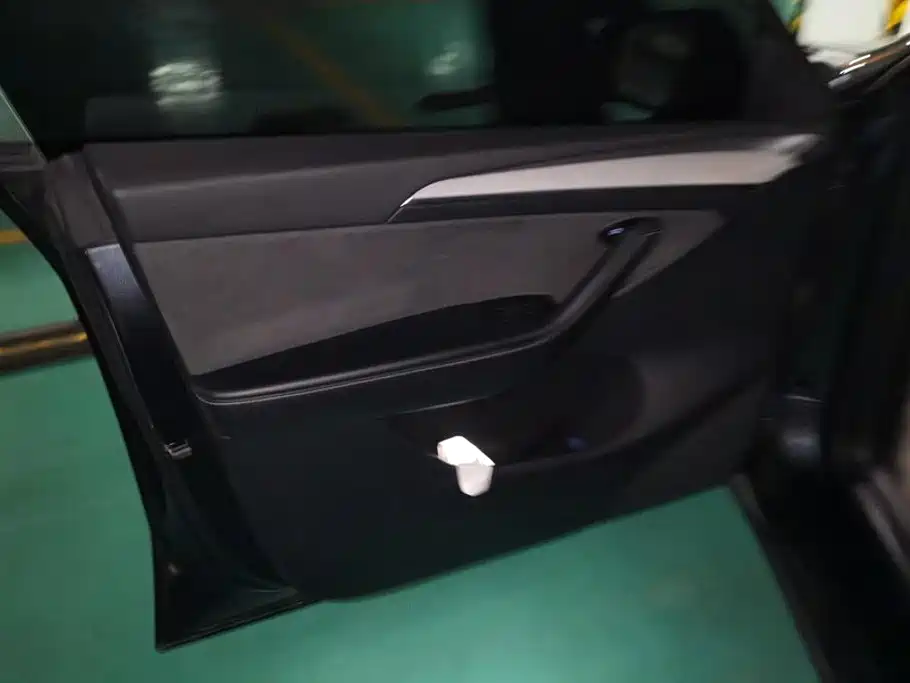 Tesla Model Y — миниатюра 7