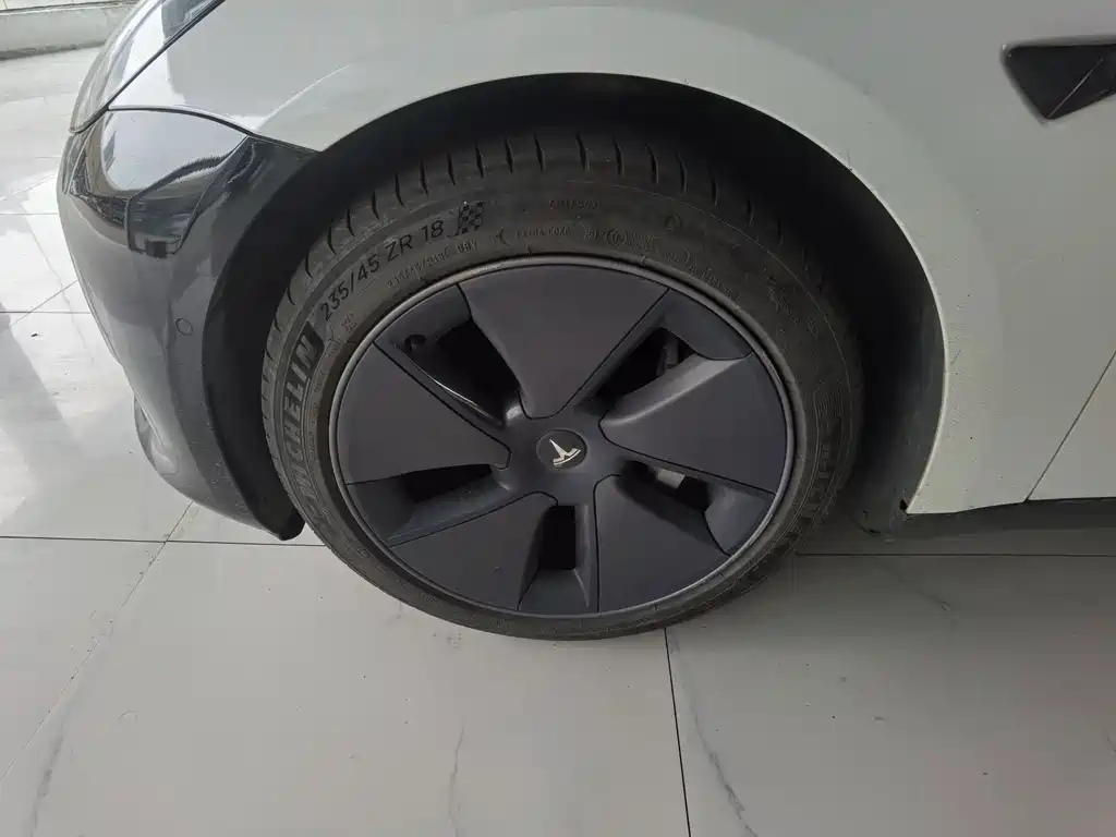 Tesla Model 3 — миниатюра 4