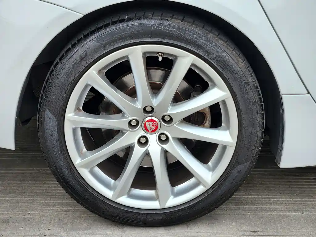 Jaguar XJ — миниатюра 4