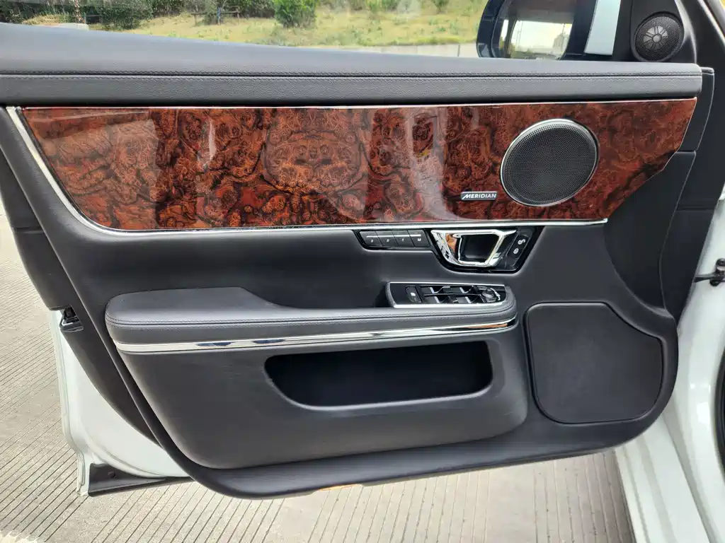 Jaguar XJ — миниатюра 10