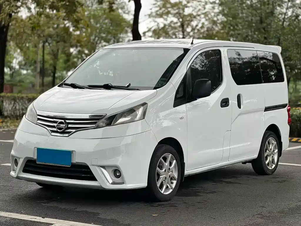 Купить Nissan NV200
