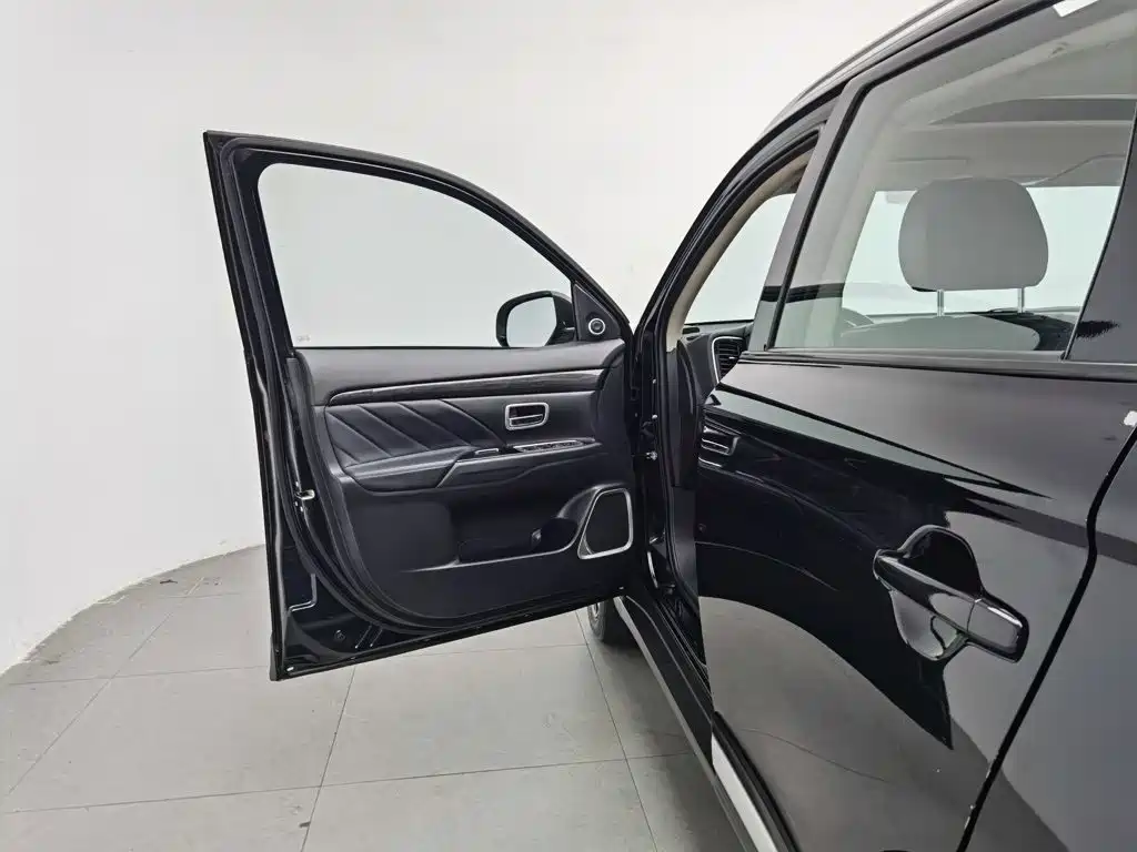 Mitsubishi Outlander — миниатюра 8