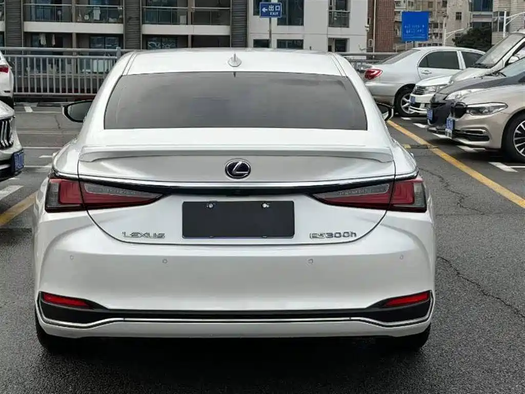 Lexus ES 2018 300h V