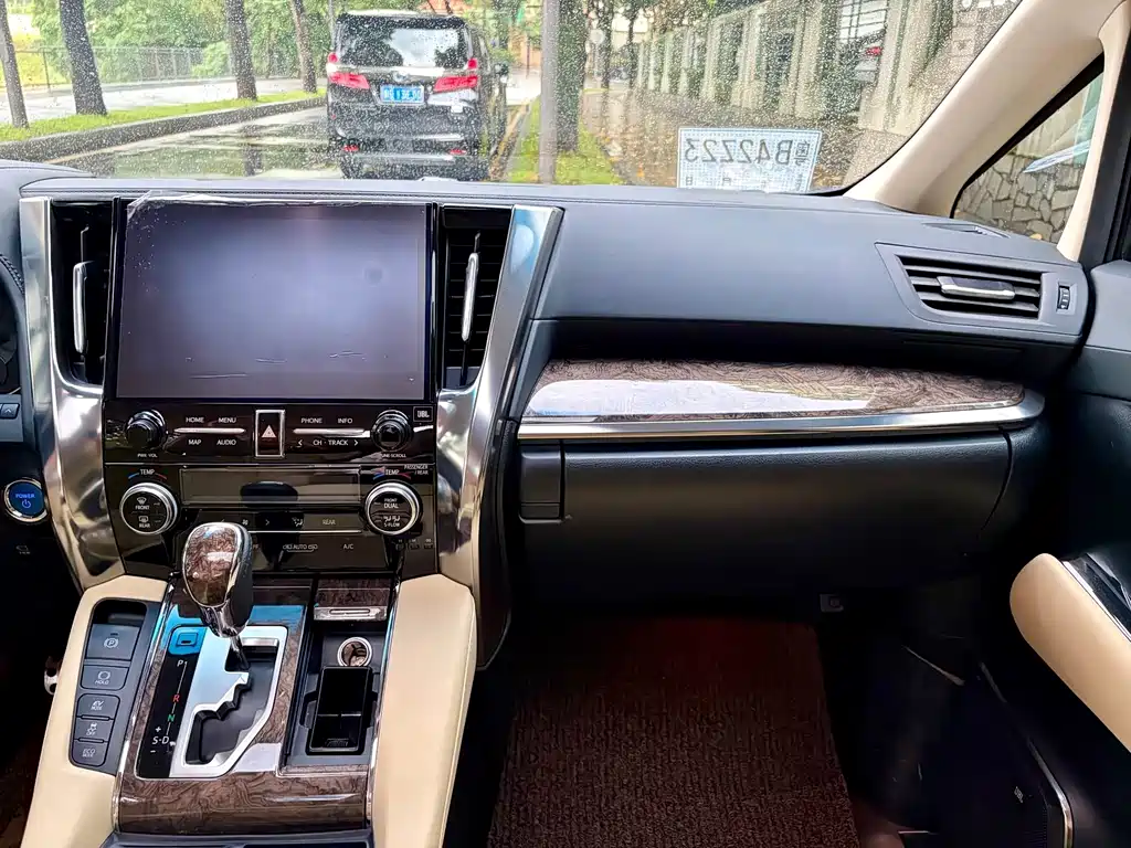 Toyota Vellfire — миниатюра 10