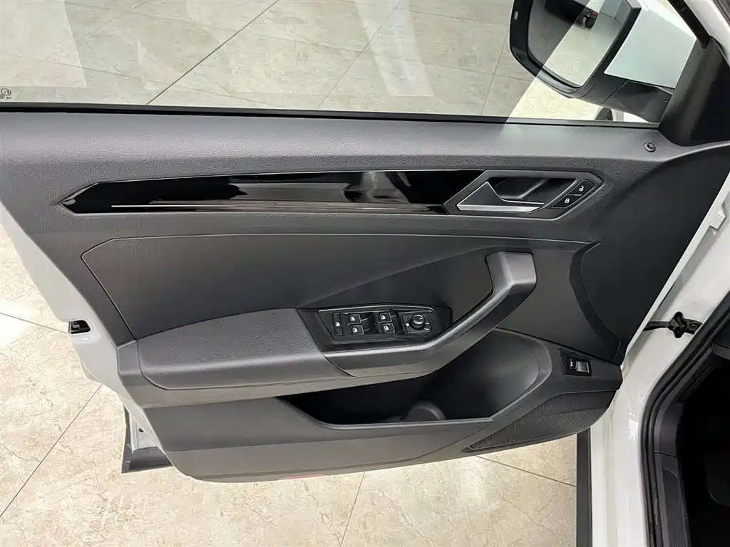 VOLKSWAGEN T ROC EXPLORING SONGS