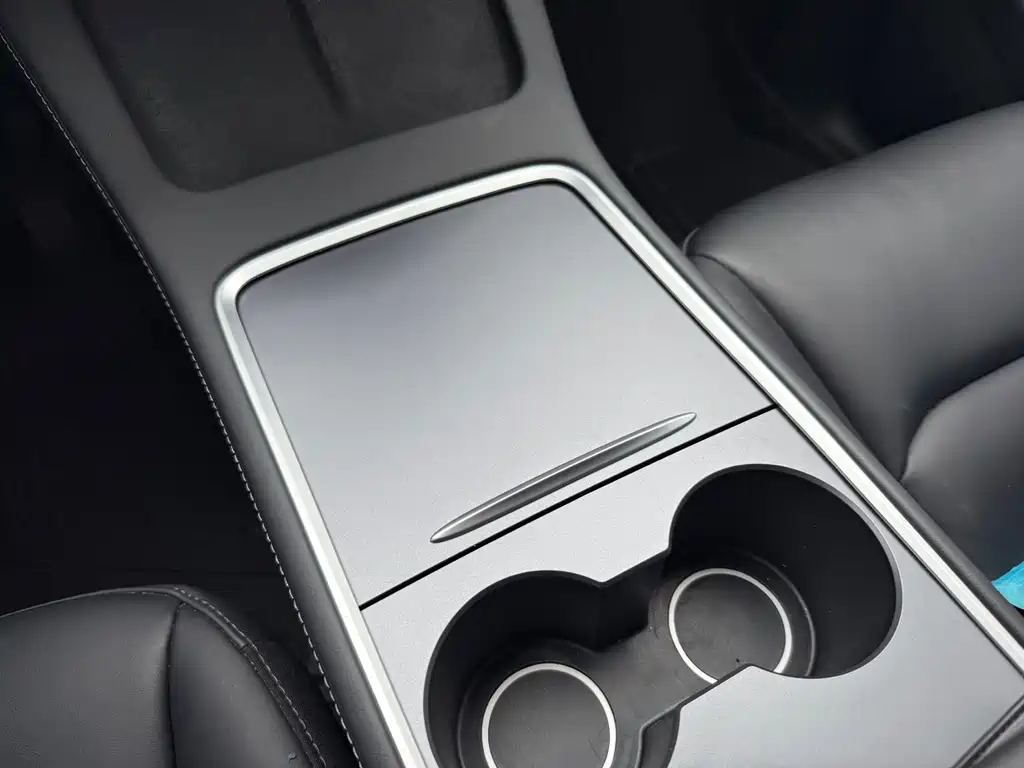 Tesla Model Y — миниатюра 11