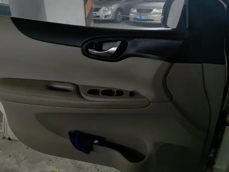 Nissan Tiida — миниатюра 7
