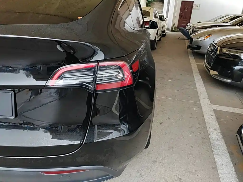 Tesla Model Y — миниатюра 8