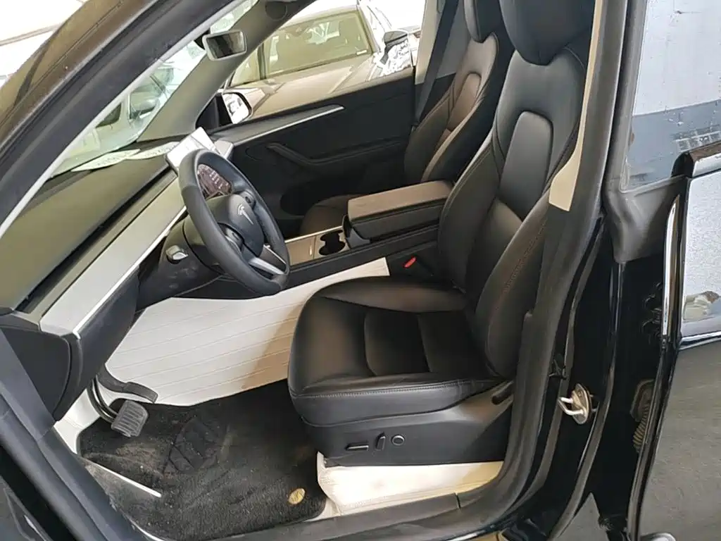 Tesla Model Y — миниатюра 15