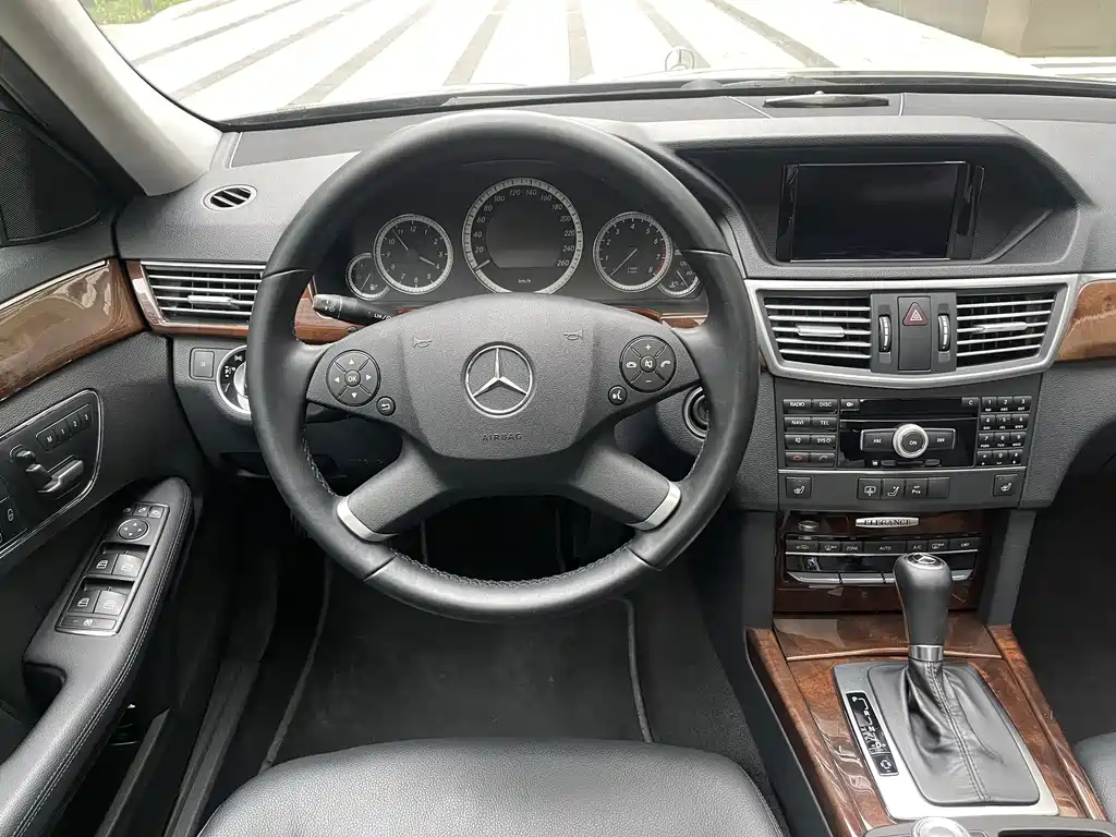 Mercedes-Benz E-Class — миниатюра 11