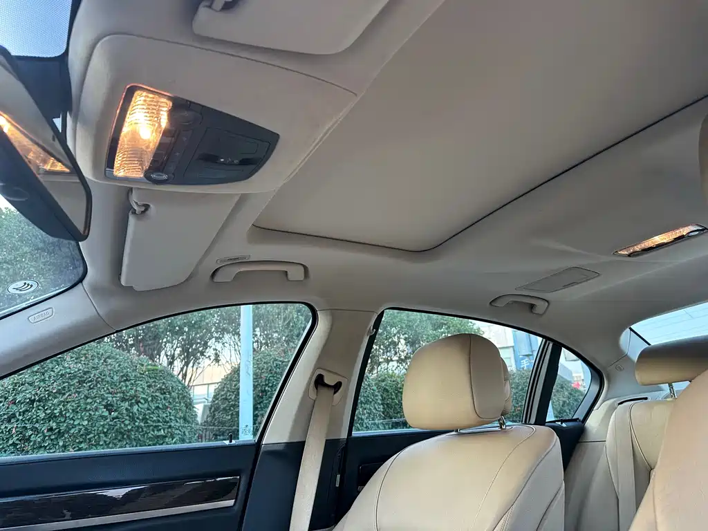 BMW 7 Series — миниатюра 9