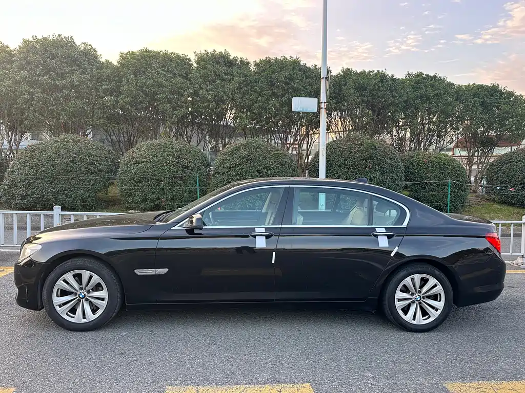 BMW 7 Series — миниатюра 3