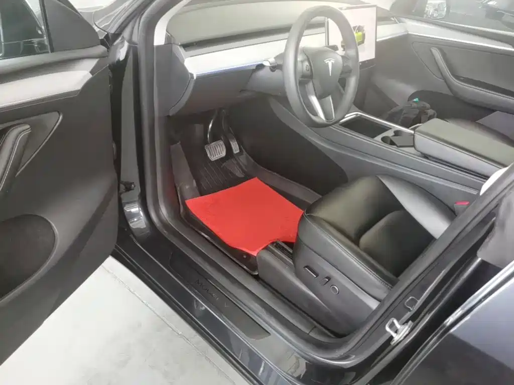 Tesla Model Y — миниатюра 16