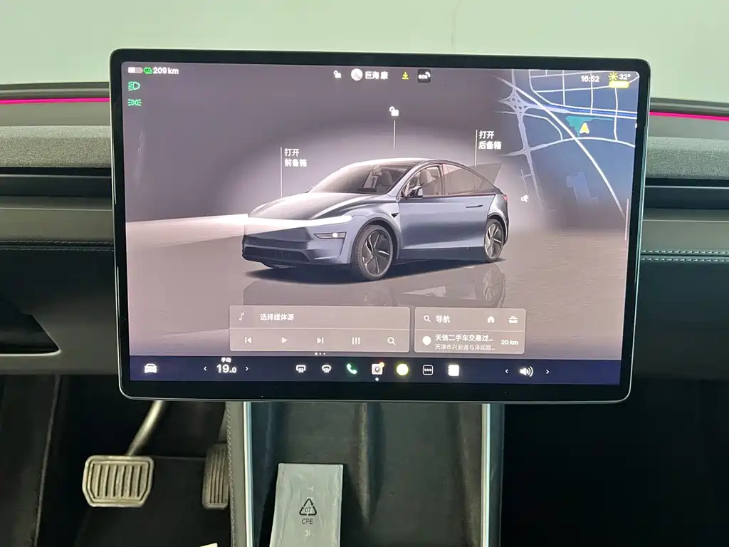 Tesla Model Y — миниатюра 5