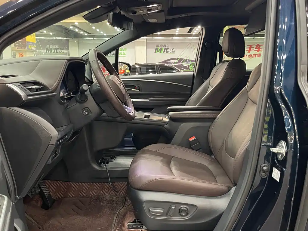 Toyota Granvia 2023 2.5L Flagship VIP