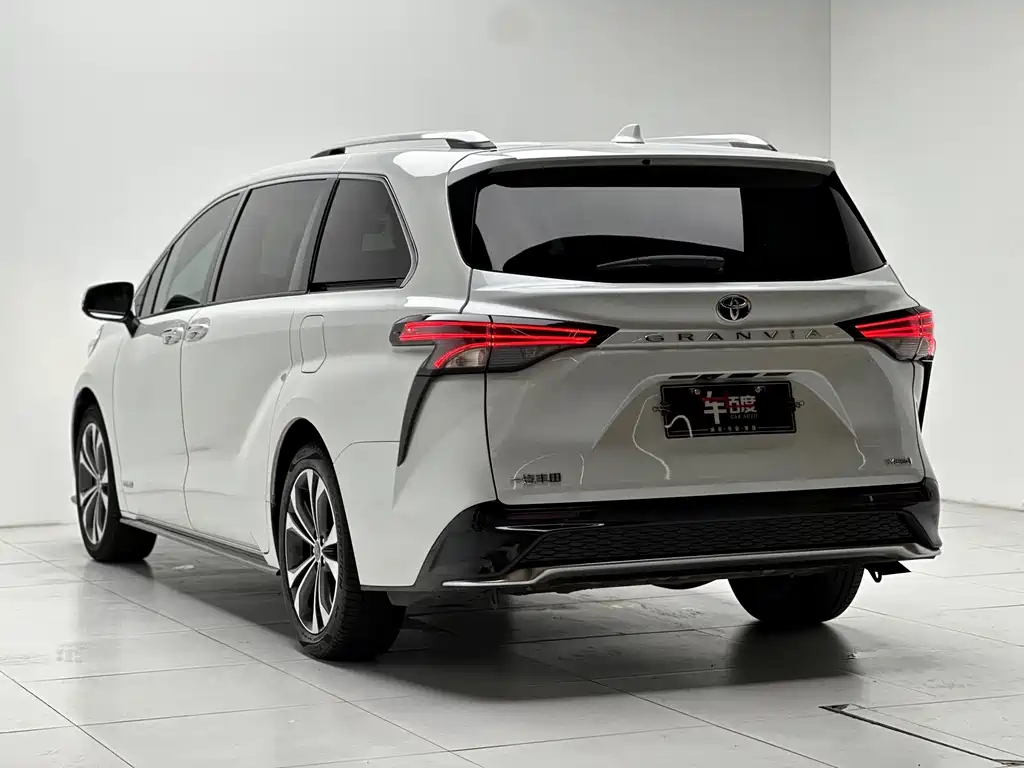 Toyota Granvia 2022 2.5L Luxury